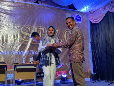 Penyerahan Plakat dan Hadiah