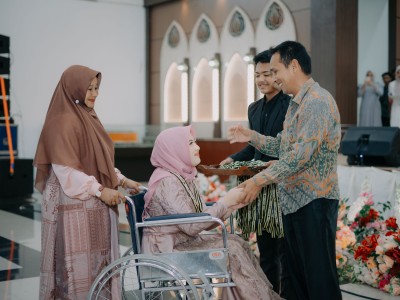 Pengalungan medali dan penyerahan sertifikat