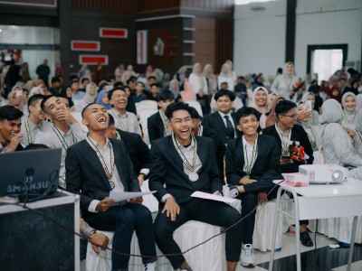 Sedang Nonton Video Dokumenter