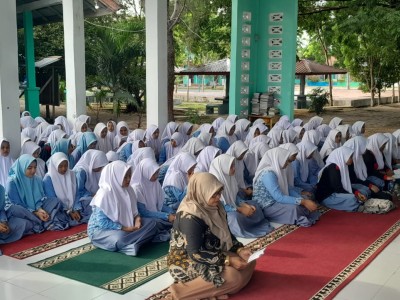 Agenda rutin smantigus setiap jumat baca yasin bersama di mushalla