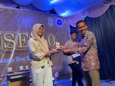 Penyerahan Plakat dan Hadiah