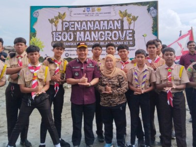 Pramuka bersama wakil bupati pidie Alzaizi